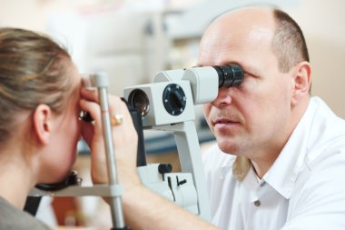 İş yerinde göz doktoruna veya optometrist gözlükçü