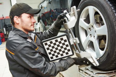 Araba wheel hizalama hizmet iş