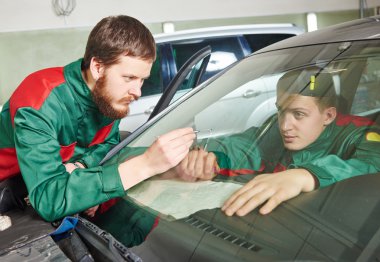 ön cam tamirci işçiler