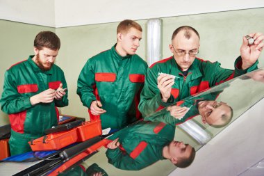 ön cam tamirci işçiler