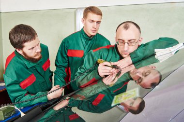 ön cam tamirci işçiler