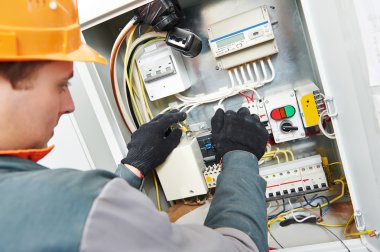 Elektrikçi mühendis işçi