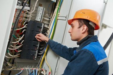 Elektrikçi mühendis işçi