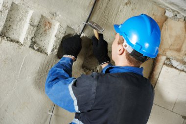 Elektrikçi elektrik ağı ile çalışır