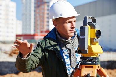 Theodolite ile anket işçisi