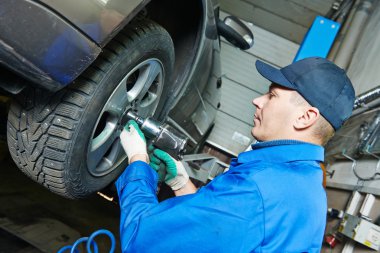 Auto makinist müsvettesini araba tekerleği anahtarı tarafından