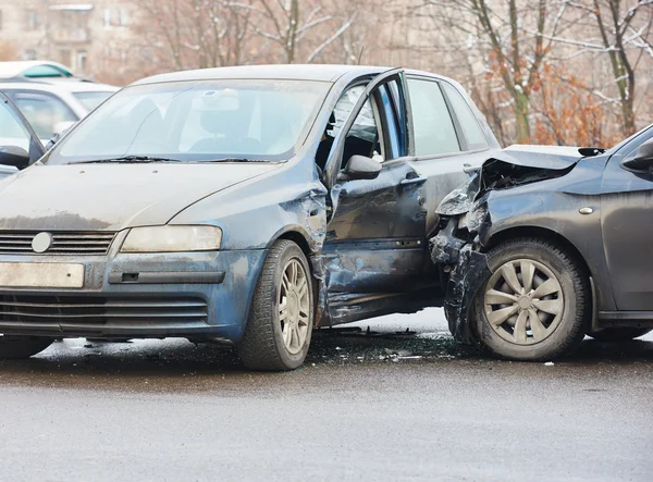 Kollision mit Auto in Stadtstraße — Stockfoto