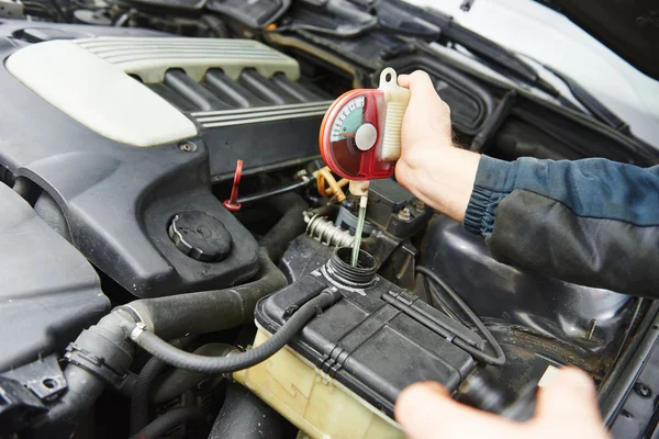 Auto testy Mechanik samochodów przeciw zamarzaniu cieczy — Zdjęcie stockowe