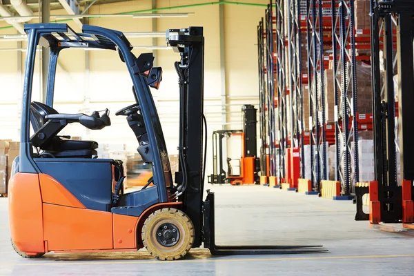 Carrello elevatore caricatore impilatore al magazzino — Foto Stock