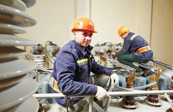 Electricistas de potencia de línea en el trabajo — Foto de Stock