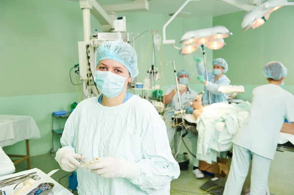 在心脏外科手术的外科医生团队 — 图库照片