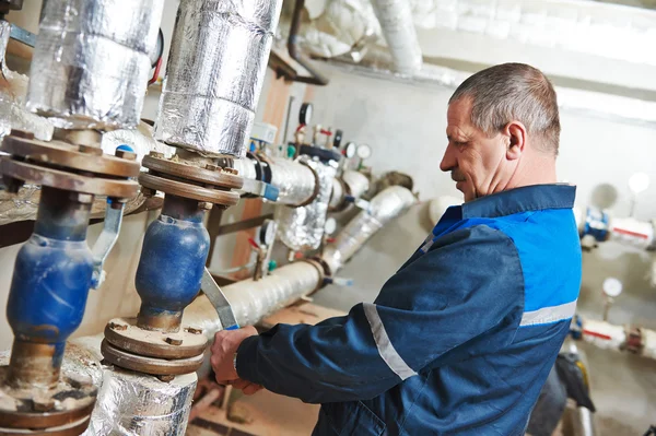 Ingeniero de calefacción reparador en sala de calderas — Foto de Stock