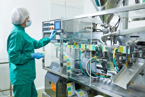 Trabajador de fábrica farmacéutica —  Fotos de Stock