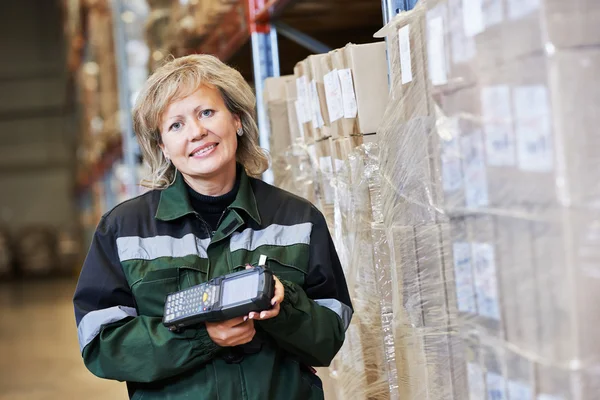 Armazém trabalhador feminino no trabalho — Fotografia de Stock