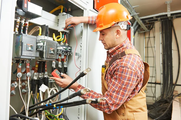 Engenheiro eletricista trabalhador — Fotografia de Stock