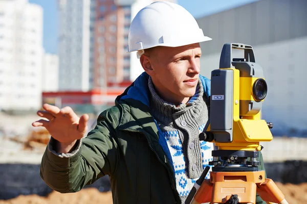 Vermessungstechniker mit Theodolit — Stockfoto