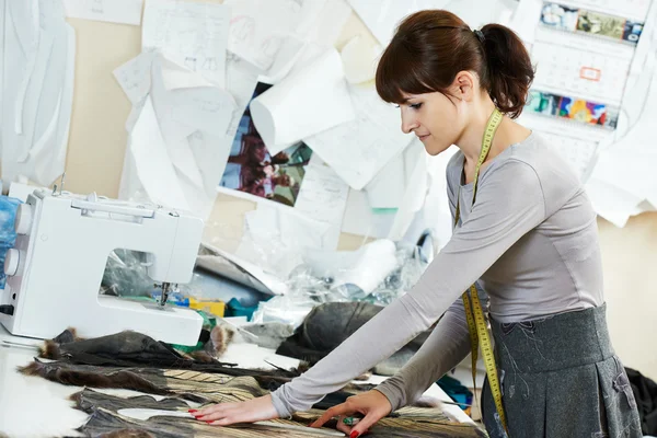 Retrato de sastre femenino en el lugar de trabajo — Foto de Stock