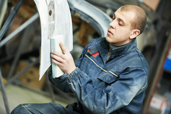 Automechaniker poliert Auto — Stockfoto