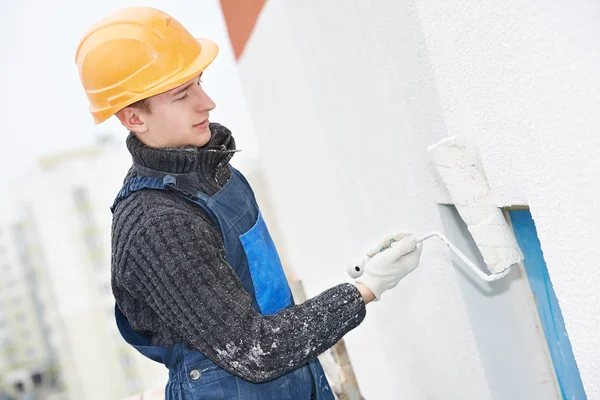 Builder fasad målare på jobbet — Stockfoto