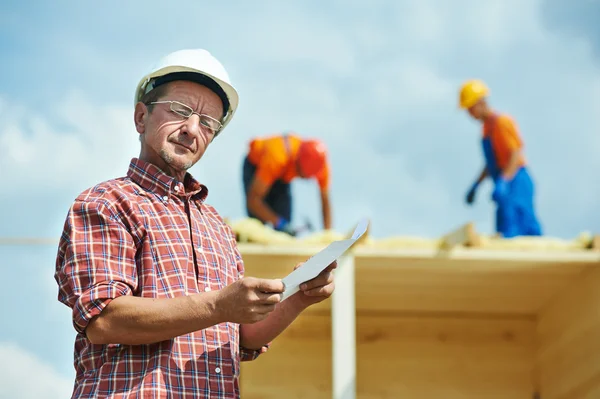 Builder byggnadsarbetare på plats — Stockfoto