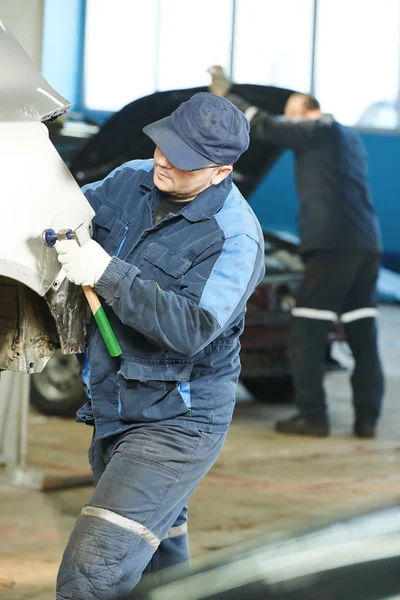 Auto reparação homem achatar carro corpo de metal — Fotografia de Stock