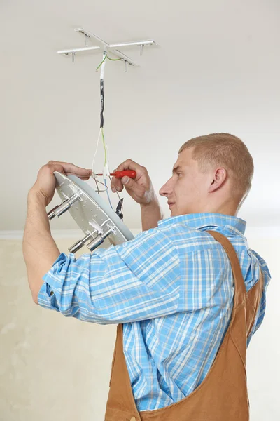 Elettricista al lavoro di cablaggio — Foto Stock