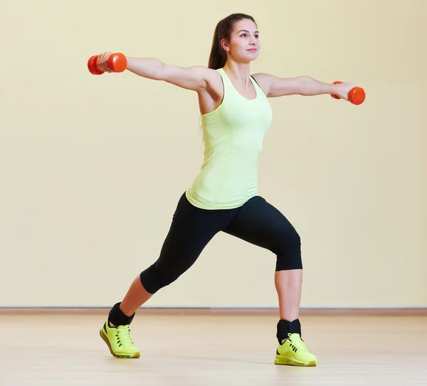 Fitnessübungen mit Kurzhanteln — Stockfoto