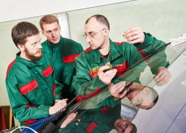 ön cam tamirci işçiler