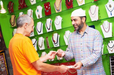 Hintli adam satıcı ile alıcı Hediyelik eşya dükkanında