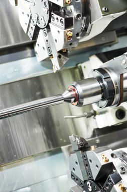 metal tornalama işlemi makine aleti üzerinde