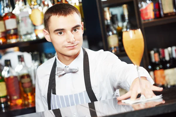 Barman met coctail op bar — Stockfoto