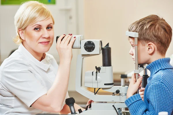 Okulisty lub optometrysty pracownika — Zdjęcie stockowe