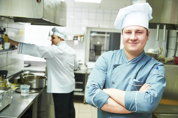 Vaří šéfkuchař v restauraci kitchen — Stock fotografie