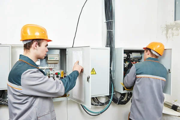 Dois trabalhadores eletricistas — Fotografia de Stock