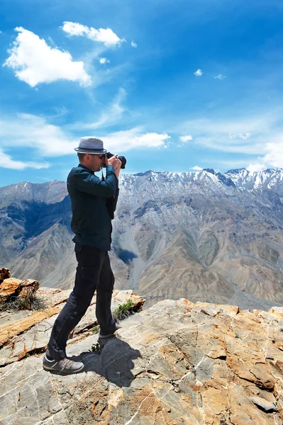 Fotoğrafçı turist dağlarda — Stok fotoğraf