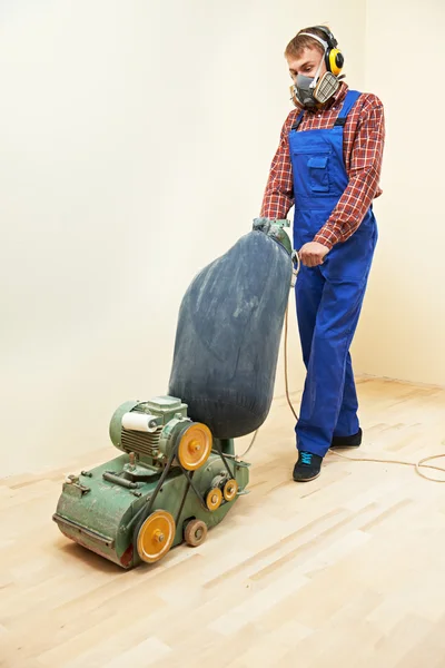 Manutenção de piso de parquet por máquina de moagem — Fotografia de Stock