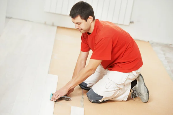 Parquet Trabajador de piso con tabla de madera —  Fotos de Stock