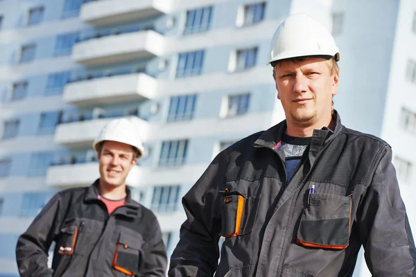 Equipe de construtores no canteiro de obras — Fotografia de Stock