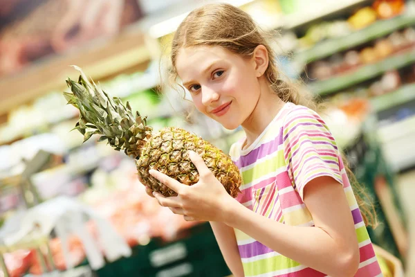 Flicka shopping på stormarknad — Stockfoto