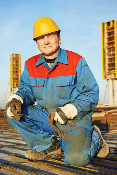 Builder making reinforcement for concrete — Stock Photo, Image