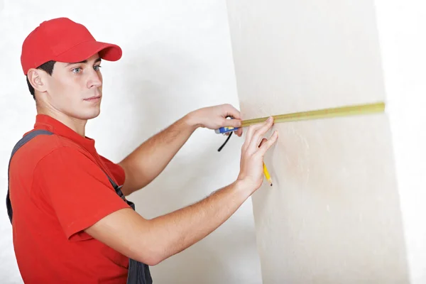 Heimwerker mit Maßband — Stockfoto