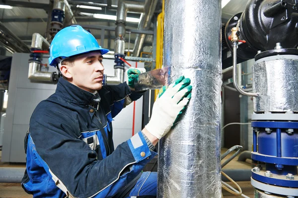 Trabajador industrial en trabajos de aislamiento —  Fotos de Stock