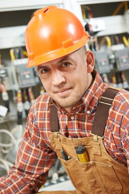 Elektrikçi mühendis işçi