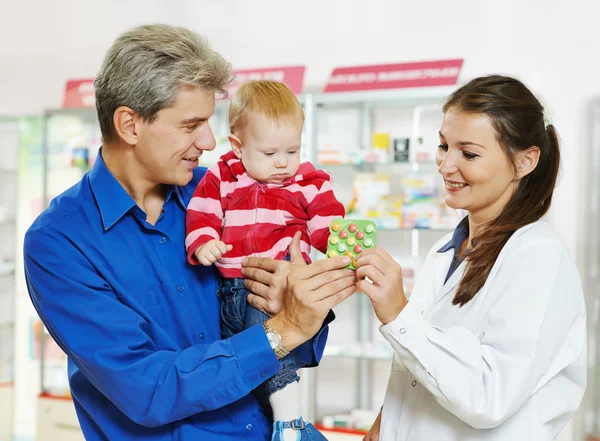药房化学家、 父亲和宝宝在药店 — 图库照片