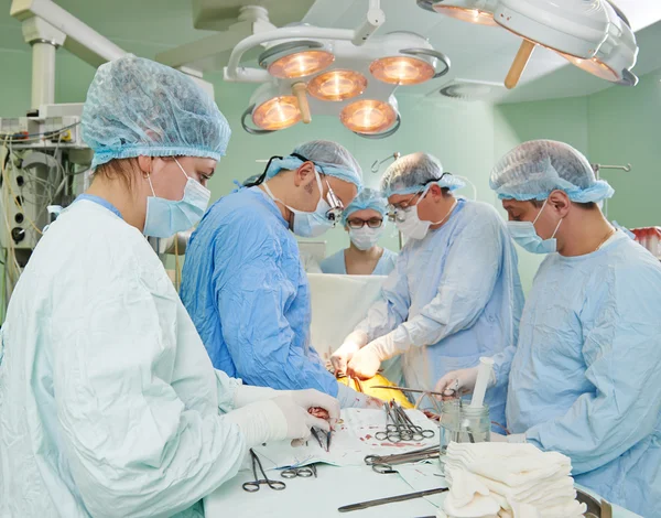 Equipo de cirujanos en cirugía cardíaca — Foto de Stock