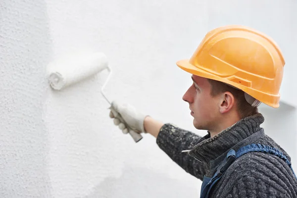 Construtor pintor de fachada no trabalho — Fotografia de Stock