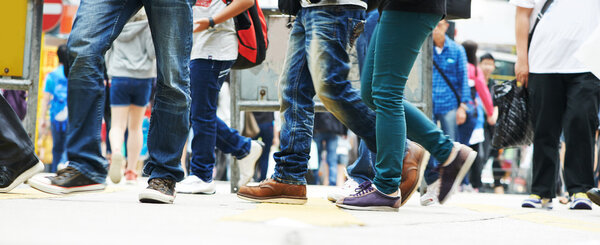 пешеходы, передвигающиеся по улице
