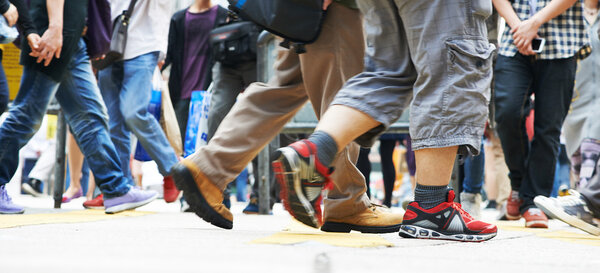 пешеходы, передвигающиеся по улице
