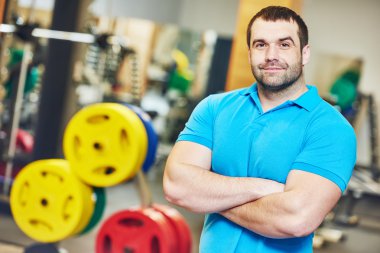 Spor salonunda erkek fitness antrenörü.