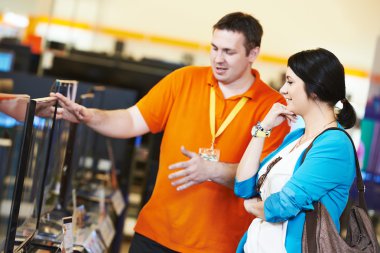 Elektronik markette alışveriş kadın